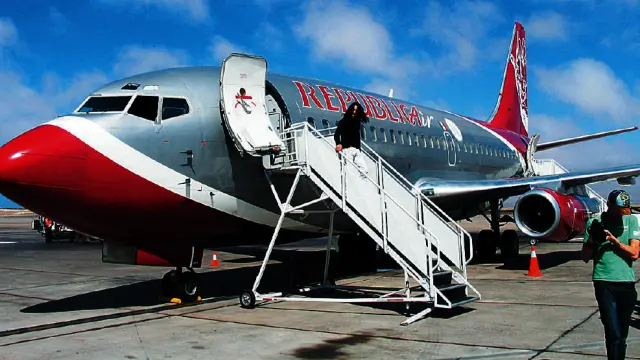 El avión en el que se trasladan los Héroes por su gira americana, en una de las escalas técnicas.