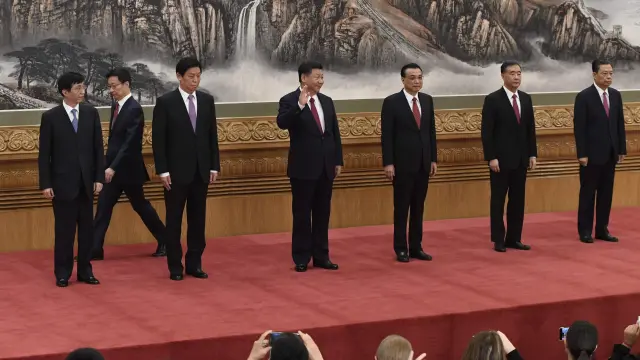 El líder con los cinco nuevos miembros.