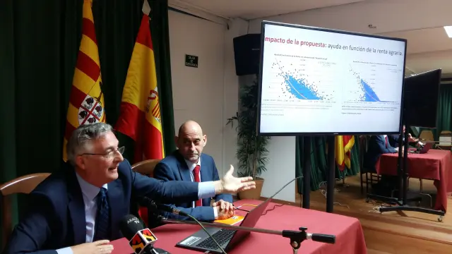 El conejero de Desarrollo Rural, Joaquín Olona, y el director general de Producción Agraria, José María Salamero, ayer en Madrid.