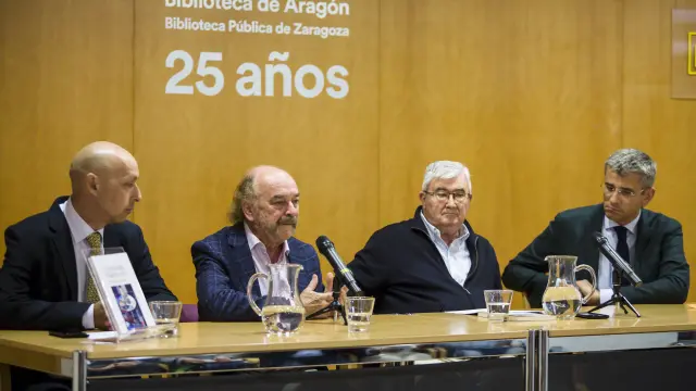 Luis Sanz, Eugenio Mateo, José Luis de Arce y Mikel Iturbe, ayer, en la Biblioteca de Aragón.