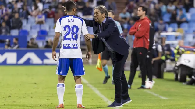 Natxo González da instrucciones a Raí en el partido contra el Valencia