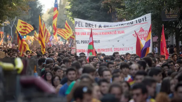 La marcha ha acabado en la plaza de Sant Jaume, para exigir al presidente de la Generalitat que proclame la república catalana.