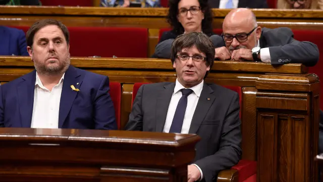 Junqueras y Puigdemont durante el pleno en el Parlament.