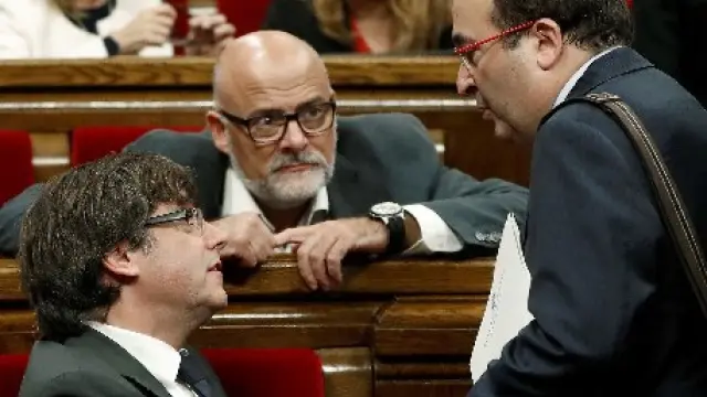 Puigdemont charla con Iceta en el Parlamento catalán