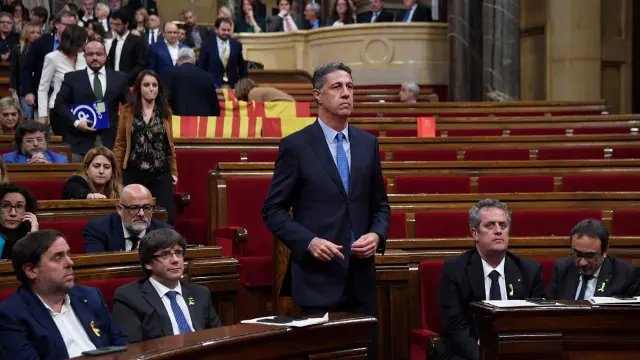 El portavoz del PP en el Parlament, García Albiol, abandona la cámara ante Puigdemont, justo antes de la votación de la declaración de independencia.