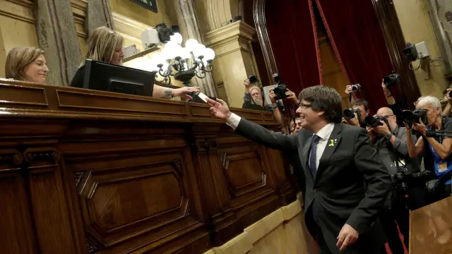 Puigdemont depositando su voto en el Parlament