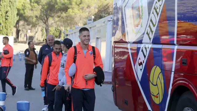 El portero Álex Remiro en primer plano, junto a otros compañeros en el momento de subir al autobús rumbo a Albacete.