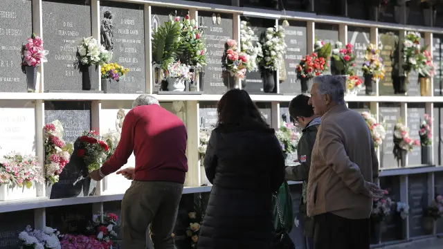 Gran afluencia en el cementerio de Torrero en el fin de semana previo a Todos los Santos