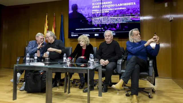 Joaquín Carbonell, Joan Manuel Serrat, Marina Rosell, Víctor Manuel y Luis Pastor, en las Cortes.