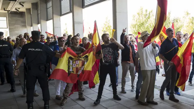 Protesta en las puertas del Siglo XXI en los momentos previos a la agresión a Violeta Barba. Uno de los asistentes, con una bandera anticonstitucional.