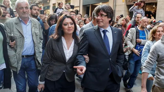 Carles Puigdemont y su mujer, Marcela Topor, paseando por Gerona
