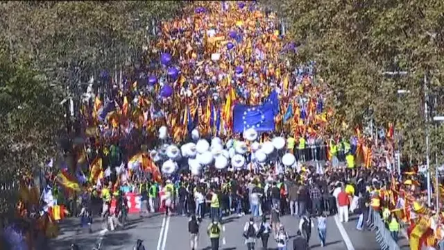 Banderas de España inundan las calles de Barcelona en una manifestación unionista