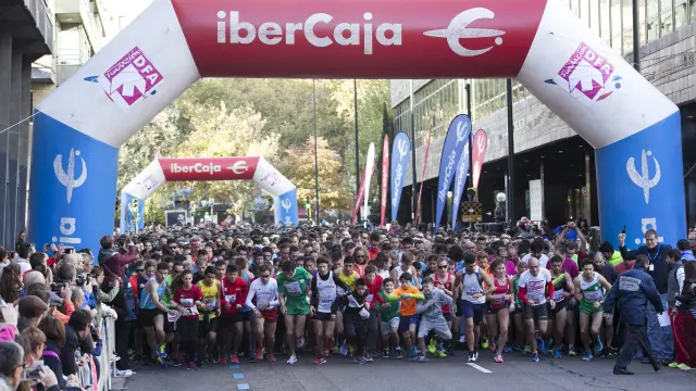 Los corredores inician la Carrera Popular Ibercaja, hoy en Zaragoza.