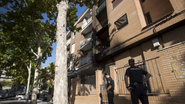 La Policía Científica investigó el incendio ocurrido en el piso de la calle Francisco Izquierdo Molins.