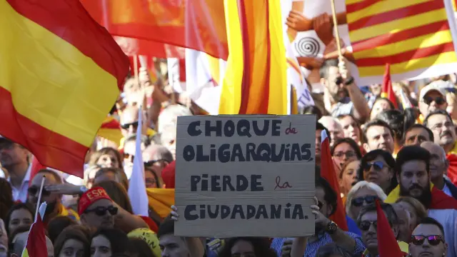 Banderas españolas y catalanas en una manifestación en Barcelona por la convivencia.