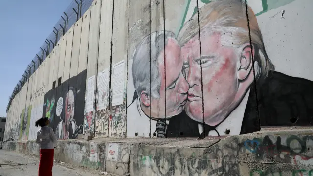 Muro entre Israel y Palestina con Netanyahu y Trump besándose