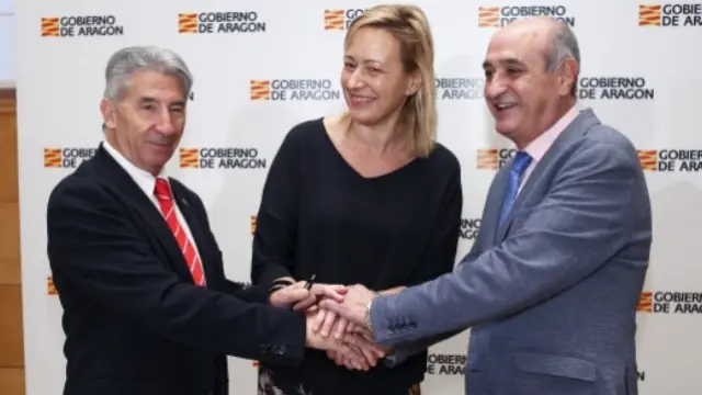 La consejera de Economía Marta Gastón, con los presidentes de CEOE y CEPYME en Aragón, Fernando Callizo y Aurelio López de Hita.