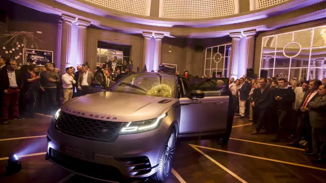 El Range Rover Velar, expuesto en el interior del Gran Hotel de Zaragoza.