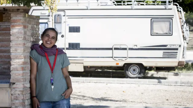 Dolores Astorga, en el campin La Estepa, delante de su autocaravana.