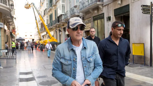 El actor camina por las calles del centro de Málaga.