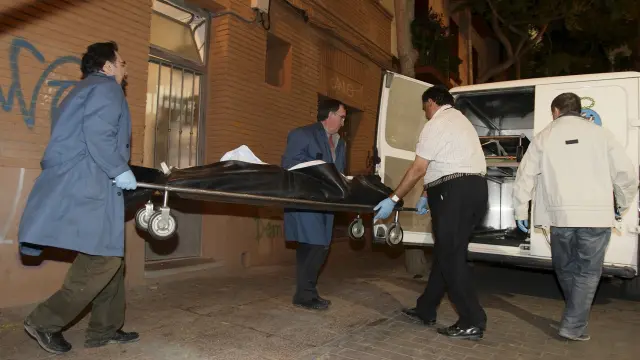 El cadáver de la víctima fue hallado el 21 de junio de 2009 en su piso de la calle Cortesías del barrio de La Magdalena de Zaragoza.