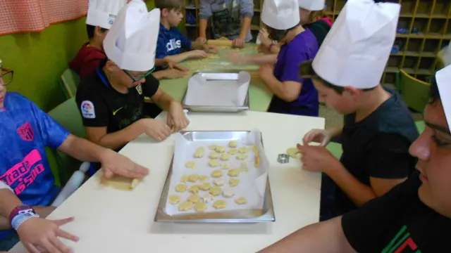 El comedor del colegio ha servido a los niños de improvisada cocina durante el taller.