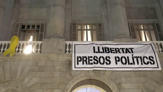 La pancarta colocada en la fachada del consistorio barcelonés.