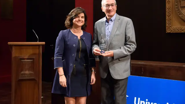 Paloma de Yarza entrega el premio a José Luis Ansó.