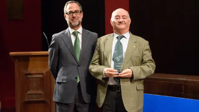 Javier Cubría entrega el premio a Antonio Lagunas.