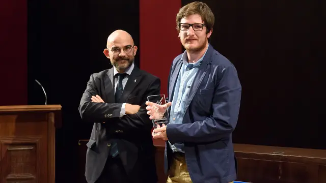 Recogió el premio Alberto Doblaré de manos de Carlos Núñez.