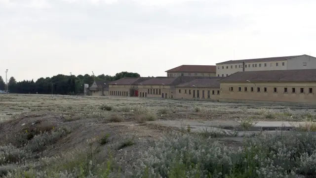 El nuevo parque de Bomberos iba a construirse en parte de esta parcela, detrás del cuartel.