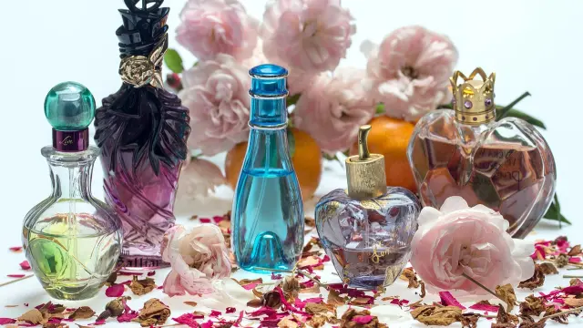 Los perfumes falsificados pueden no cumplir las normativas de la industria cosmética.