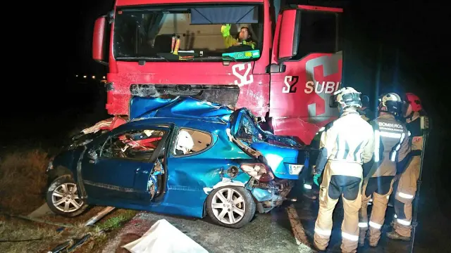 Accidente mortal registrado el pasado sábado 5 de noviembre en la N-II a su paso por Pina de Ebro, donde un zaragozano de 33 años perdió la vida al chocar con un camión.