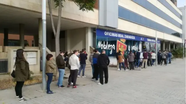 Imagen de las oficinas del Real Zaragoza al mediodía de este sábado, con la fila de espera para comprar entradas para el partido del lunes en Huesca.