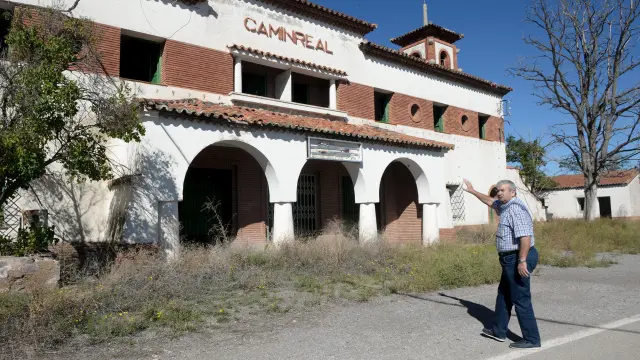 El alcalde de Caminreal, Joaquín Romero, muestra el edificio principal de la estación de ferrocarril, muy deteriorado