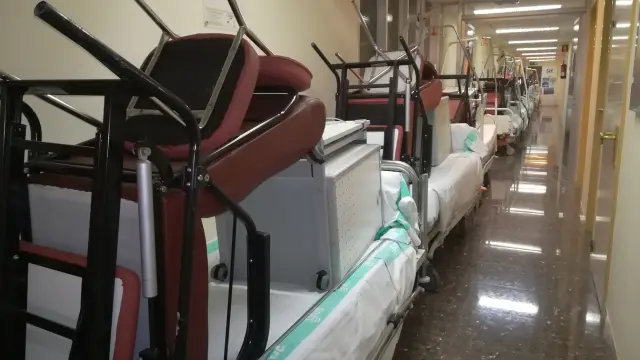 Camas de la cuarta planta del hospital,almacenadas en los pasillos del centro debido a las obras de la Unidad de Crónicos Complejos