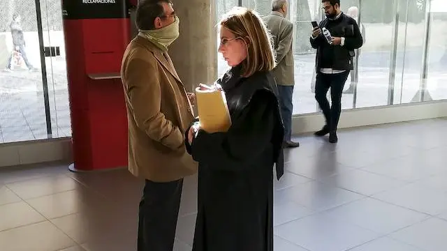El acusado, en los pasillos de la Audiencia Provincial de Zaragoza, antes de comenzar el juicio.