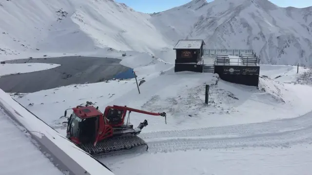 Máquinas pisapistas trabajando en Astún para aprovechar las últimas nevadas caídas en zonas altas