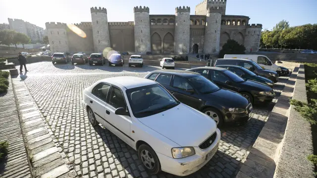 El Ayuntamiento prohíbe que los coches aparquen en la Aljafería desde diciembre.