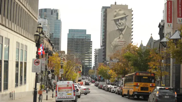 Un enorme mural con un retrato Leonard Cohen, en un edificio de Montreal.