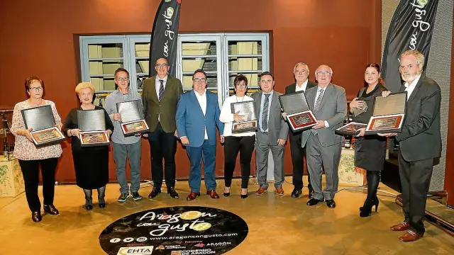 Los cocineros y hosteleros homenajeados, con los responsables regionales de Horeca.