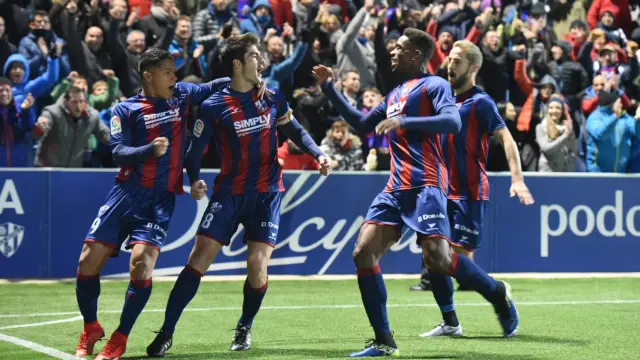 Los jugadores del Huesca, eufóricos, celebran el primer gol ante el Real Zaragoza.