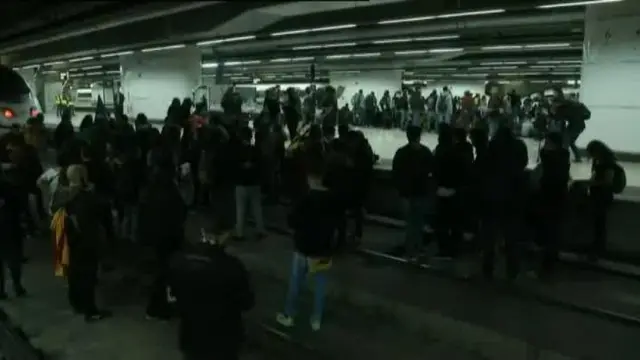 Un grupo de manifestantes cortan las vías del AVE en Barcelona Sants