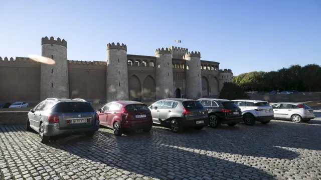 Habitualmente hay entre 70 y 80 coches de media aparcados junto al palacio.