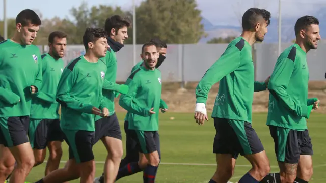 Los jugadores del Huesca, durante el entrenamiento de este miércoles en la ECA.