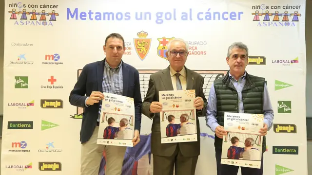 Luis Carlos Cuartero (Real Zaragoza), Miguel Casaus (Aspanoa) y Jesús Glaría (Veteranos Real Zaragoza), en la presentación del partido de Aspanoa.