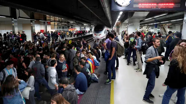 Los manifestantes cortaron las vías en la estación de Sants de Barcelona