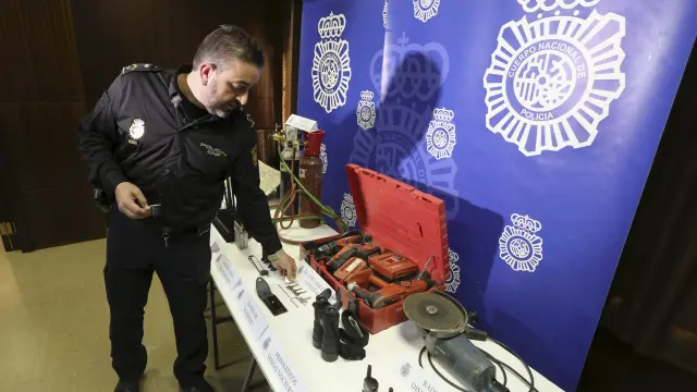 El subinspector Sergio Lacasa muestra las herramientas encontradas a los detenidos.