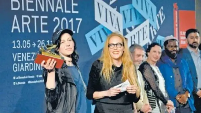 La ganadora de la última edición de la Bienal de Venecia, Anne Imho, con el León de Oro.