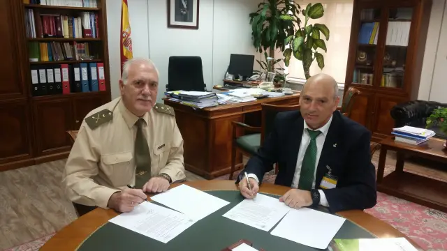 El director general del Grupo San Valero, César Romero Tierno, y el general de brigada Joaquín Pérez-lñigo García Malo, durante la firma del convenio en Madrid.